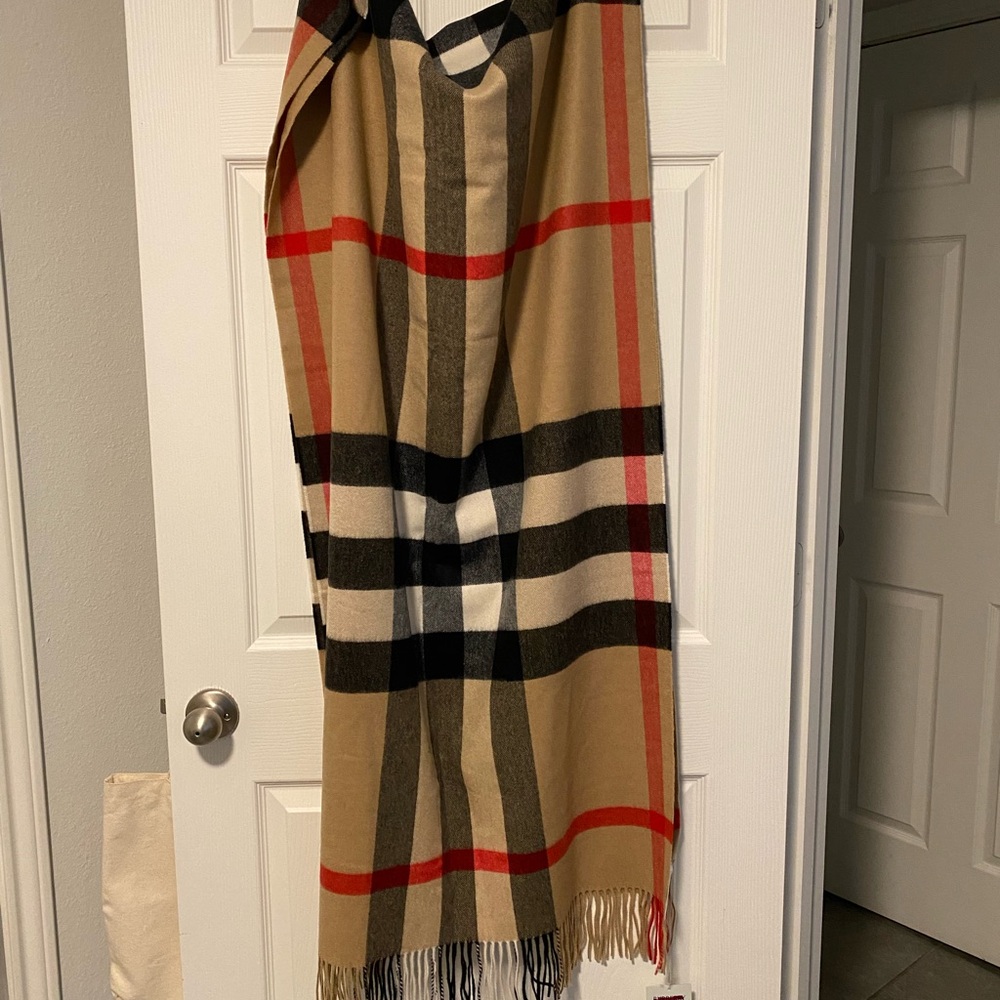 Burberry NWT 100% Cashmere scarf approx 28 x 106 inches